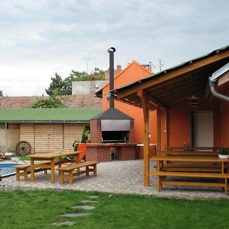Penzion A Restaurace U Hroznu Velké Bílovice Exterior foto
