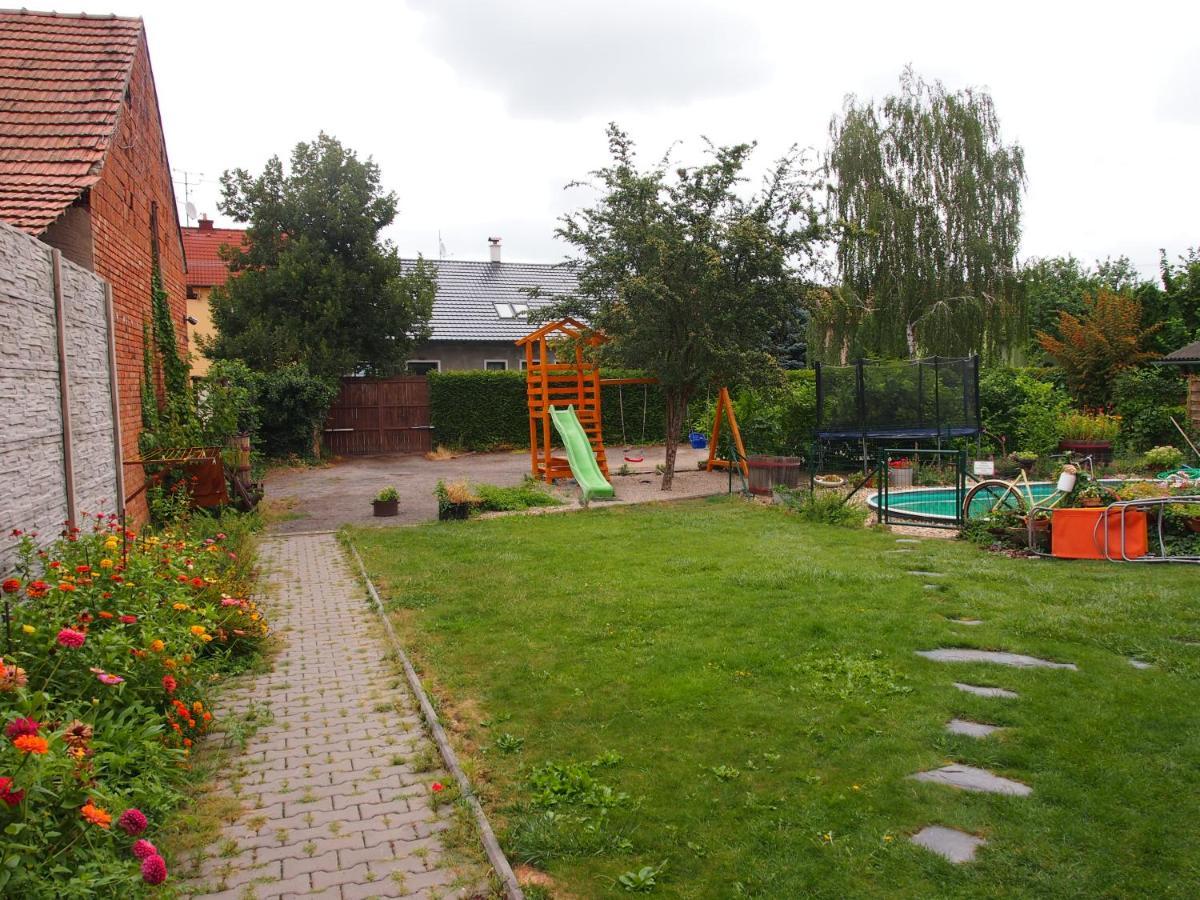 Penzion A Restaurace U Hroznu Velké Bílovice Exterior foto